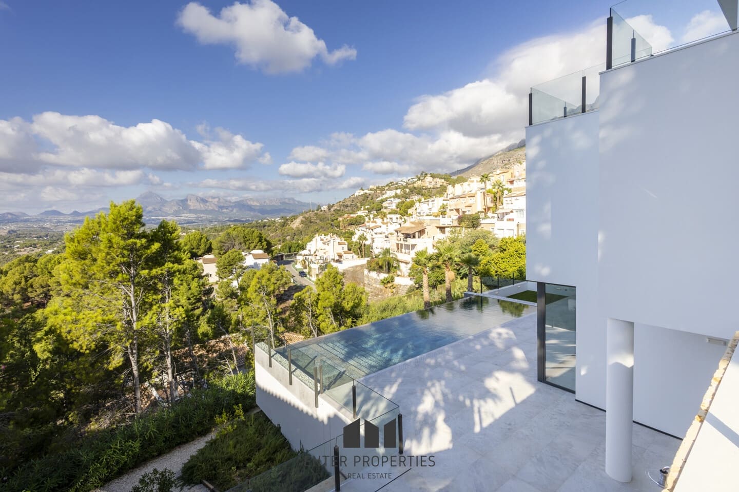 5 makuuhuone Huvila myytävänä paikassa Altea mukana uima-altaan 
autotalli - 2 350 000 € (Ref: 9290912)