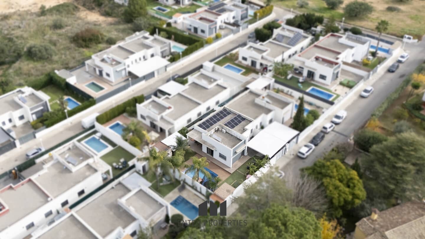 3 soverom Villa til salgs i Montserrat med svømmebasseng garasje - € 349 000 (Ref: 9450408)