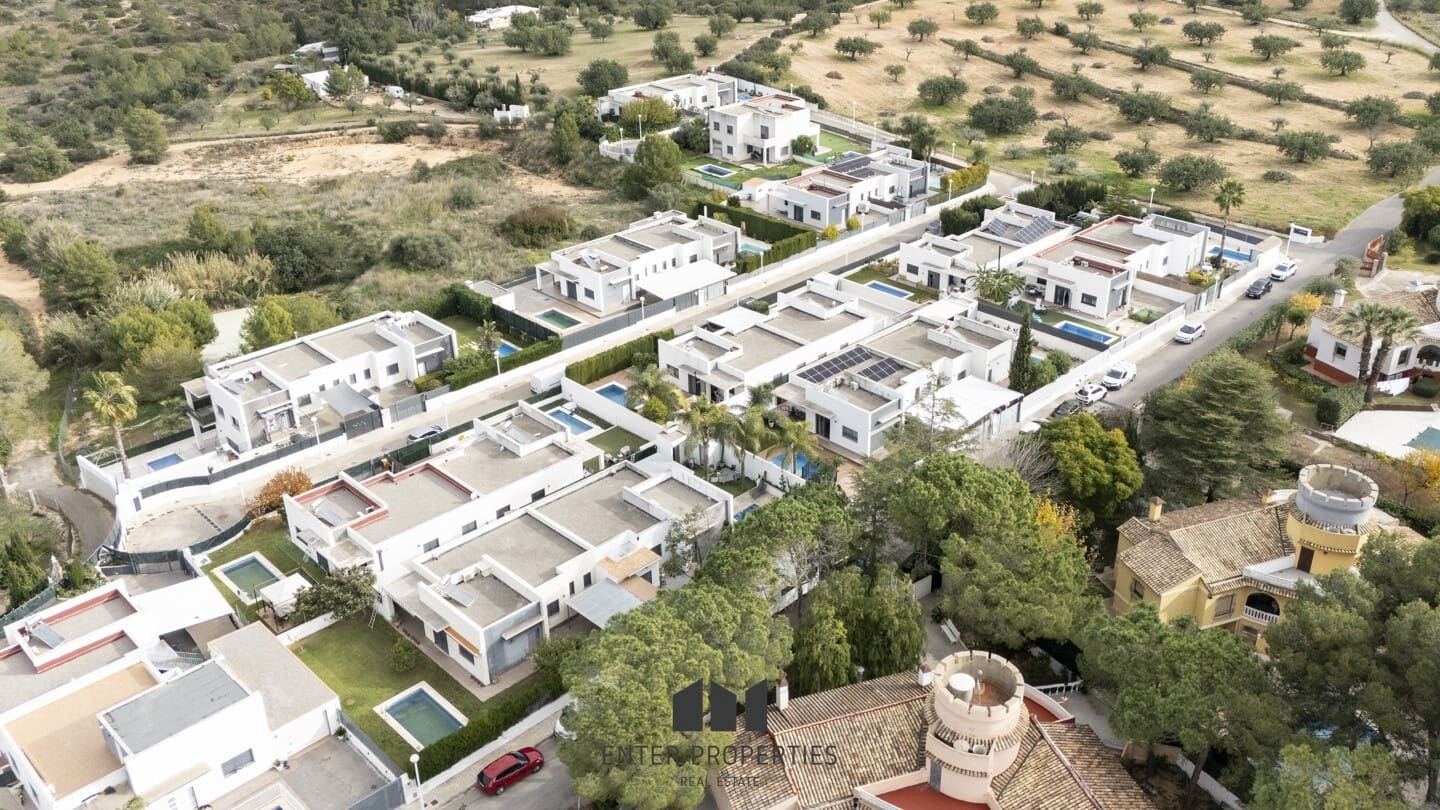 3 soverom Villa til salgs i Montserrat med svømmebasseng garasje - € 349 000 (Ref: 9450408)