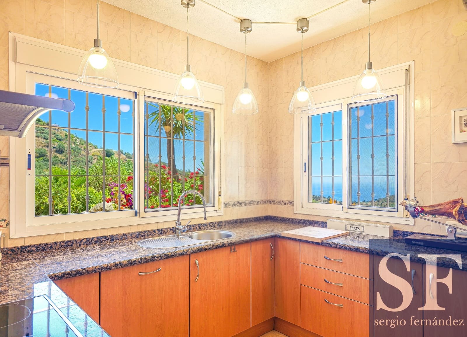 4 bedroom Villa for sale in Arenas with pool garage - € 895,000 (Ref: 10024397)