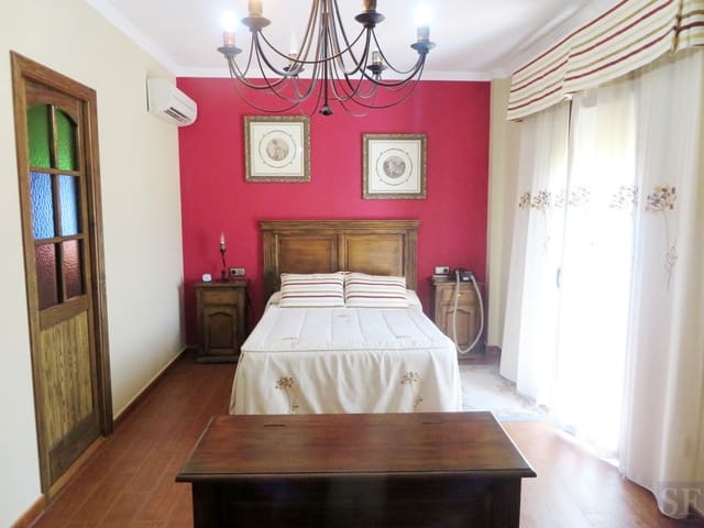 4 sovrum Villa till salu i Sayalonga med pool garage - 585 000 € (Ref: 4122031)