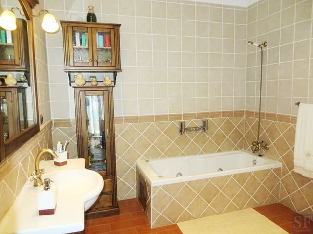 4 sovrum Villa till salu i Sayalonga med pool garage - 585 000 € (Ref: 4122031)