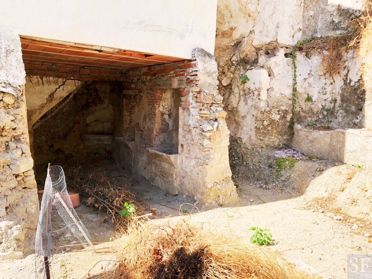 Townhouse for sale in Competa - € 39,000 (Ref: 5573379)