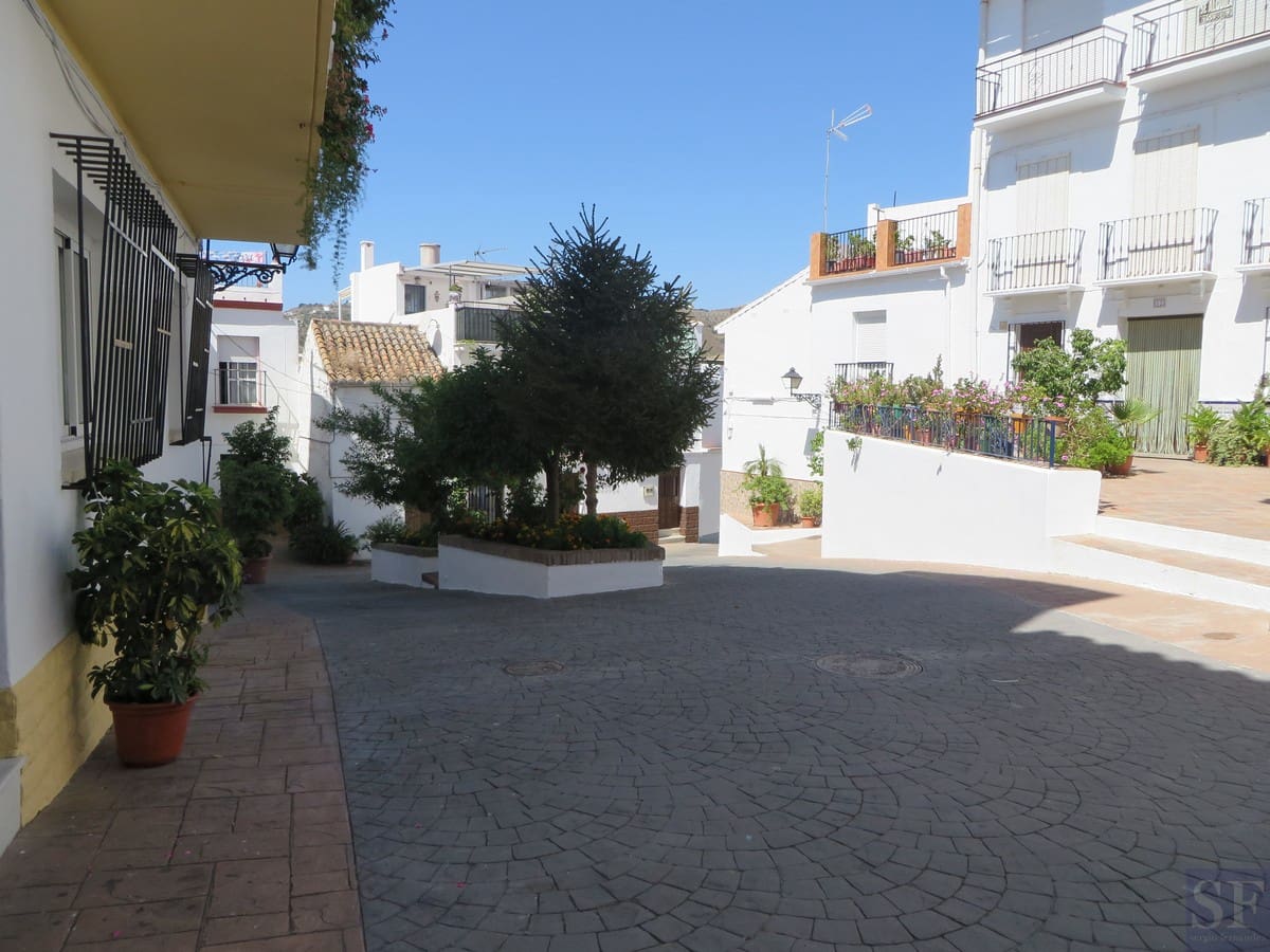 4 bedroom Townhouse for sale in Sayalonga - € 49,000 (Ref: 6096753)