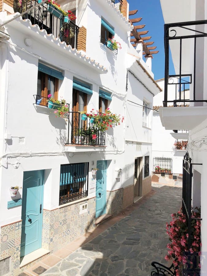 4 bedroom Townhouse for sale in Sayalonga - € 49,000 (Ref: 6096753)