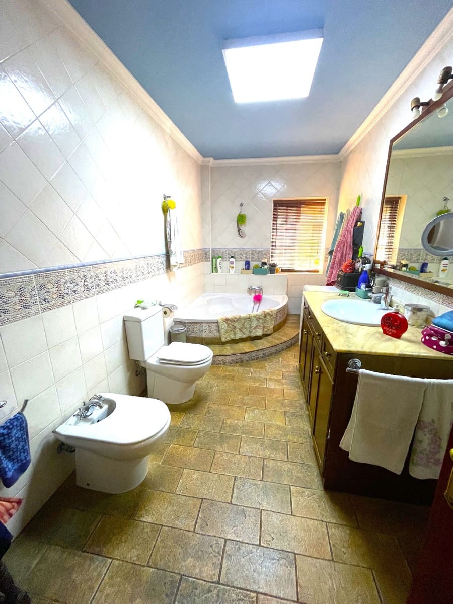 4 soveværelse Byhus til salg i Malaga by med garage - € 399.000 (Ref: 7841456)