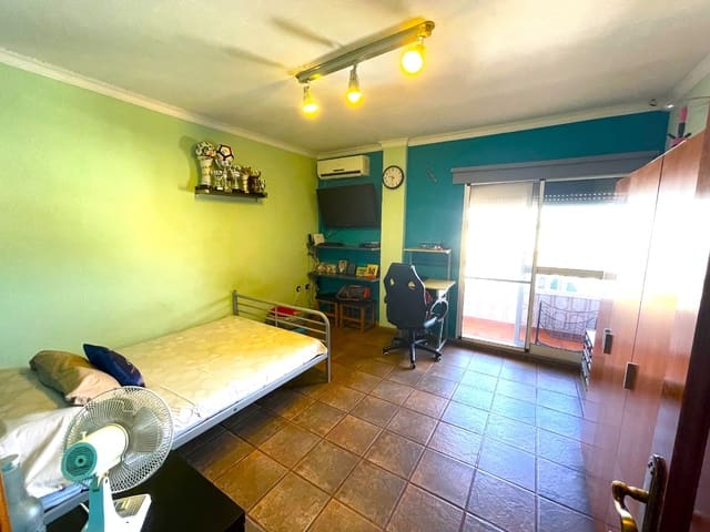 4 soveværelse Byhus til salg i Málaga by med garage - € 399.000 (Ref: 7841456)