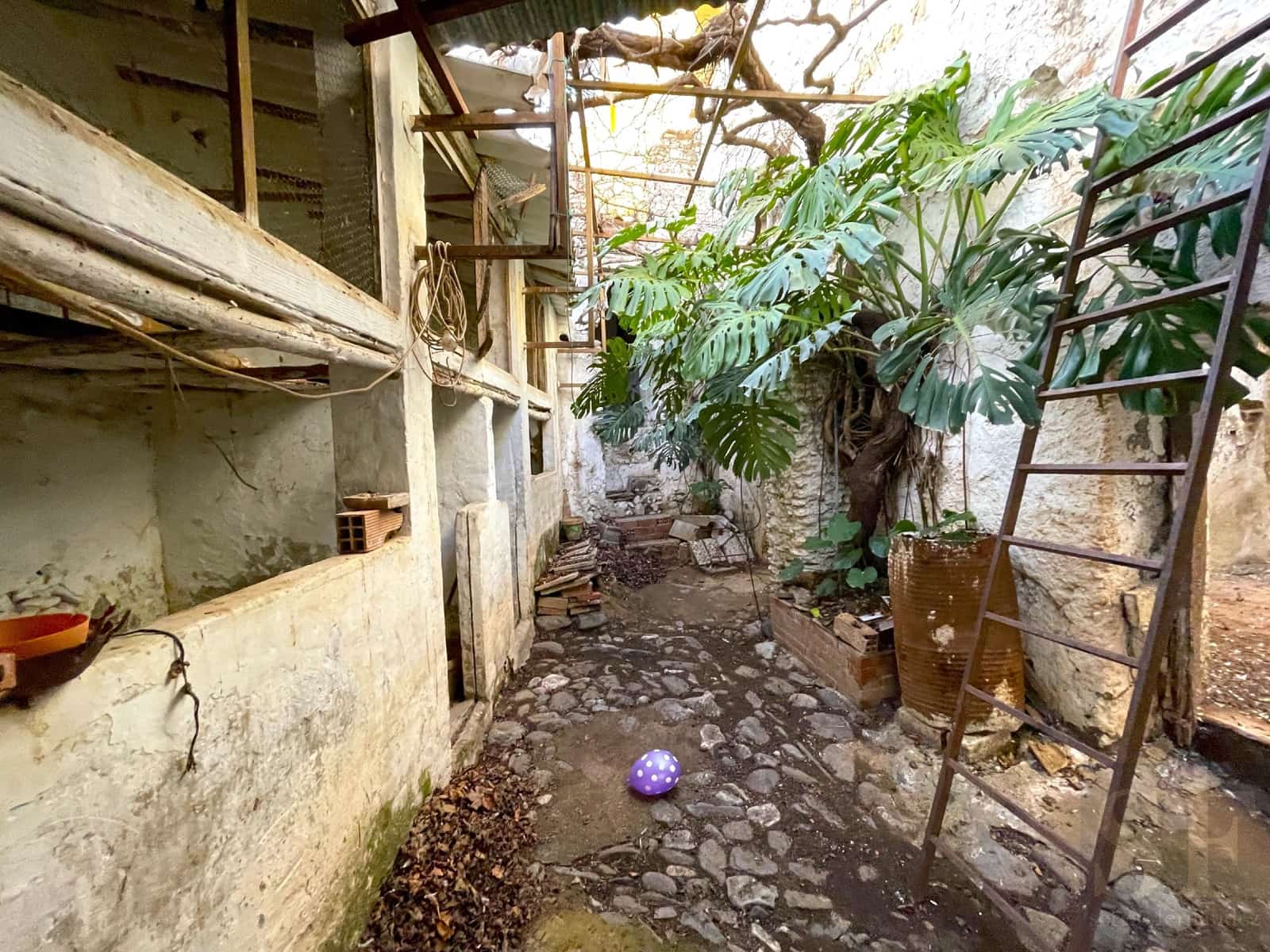 4 bedroom Townhouse for sale in Archez with garage - € 60,000 (Ref: 8110092)