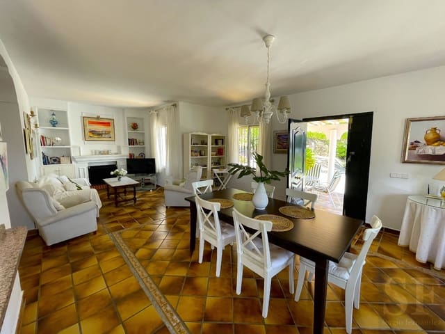 2 sovrum Villa till salu i Sayalonga med pool - 725 000 € (Ref: 8427898)