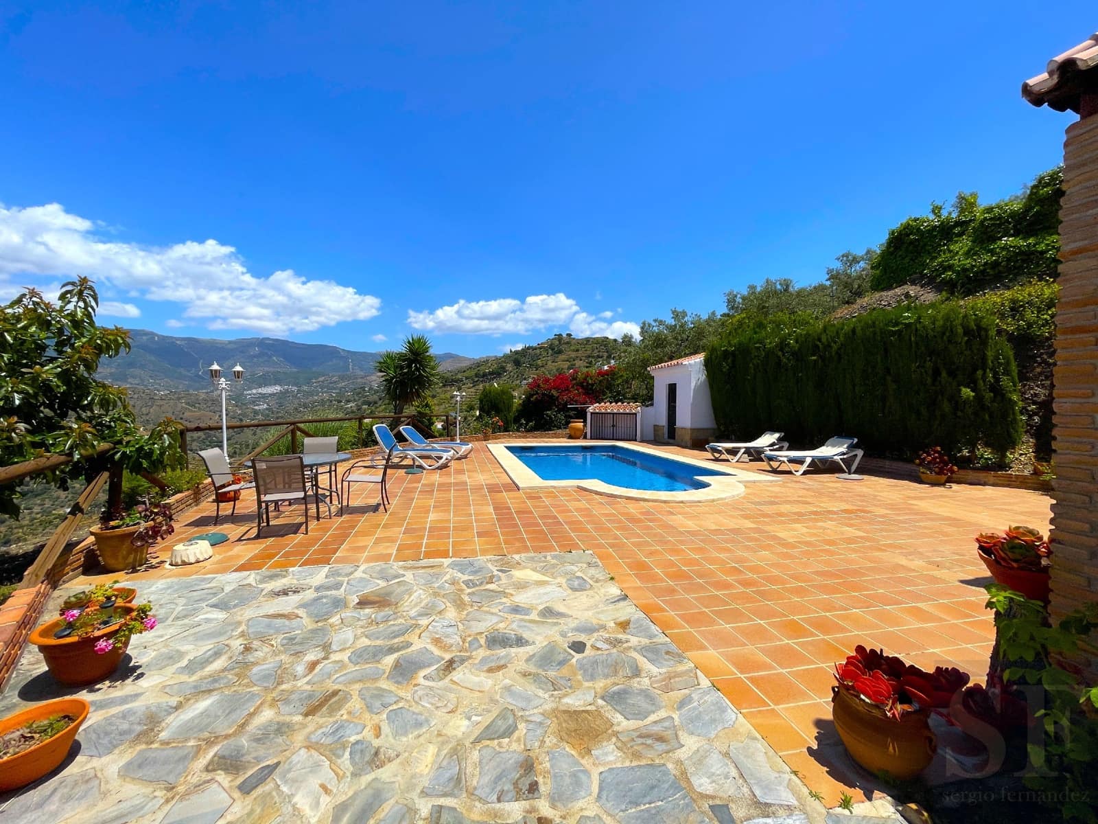 2 soveværelse Villa til salg i Sayalonga med swimmingpool - € 725.000 (Ref: 8427898)