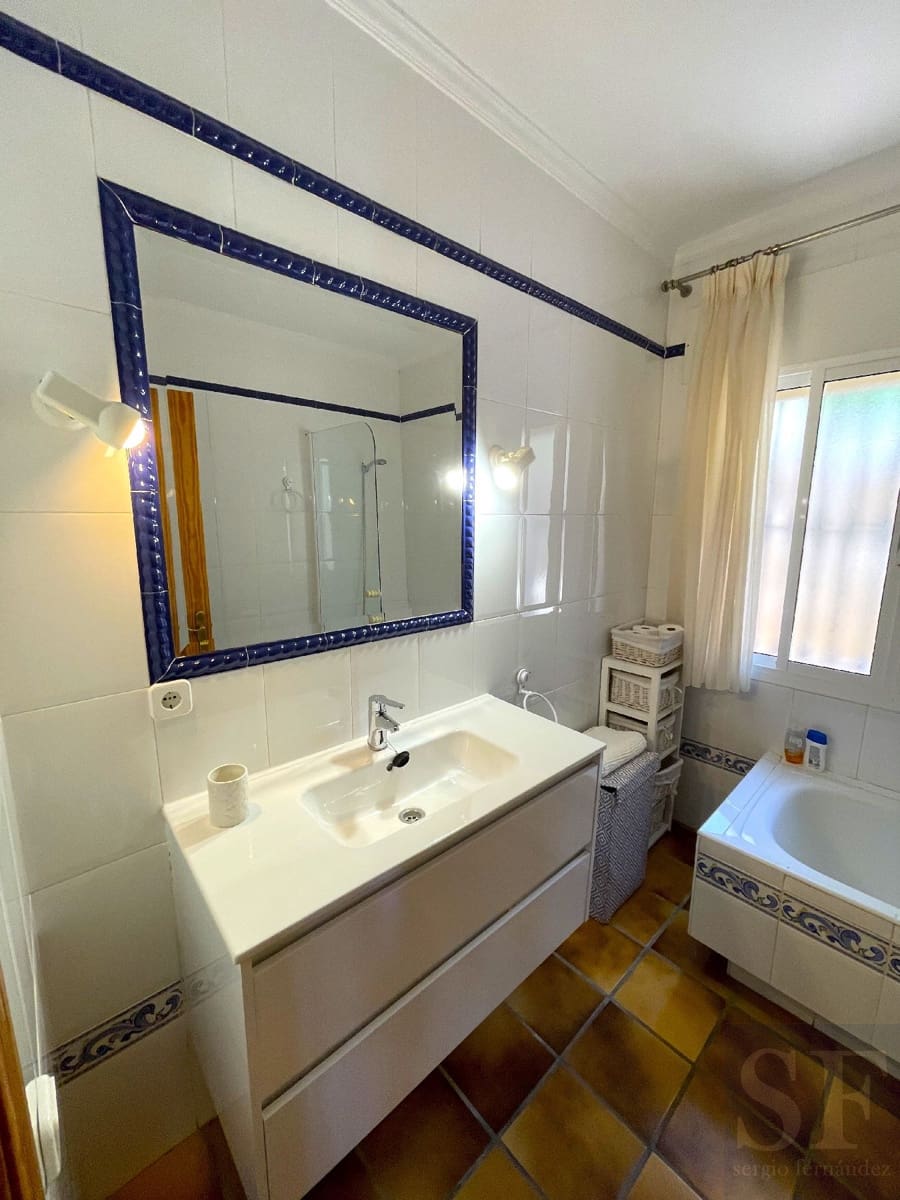 2 soveværelse Villa til salg i Sayalonga med swimmingpool - € 725.000 (Ref: 8427898)