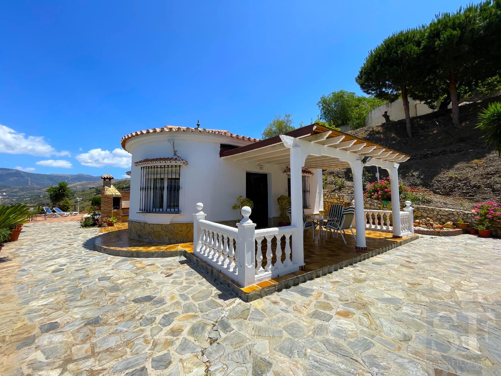 2 soveværelse Villa til salg i Sayalonga med swimmingpool - € 725.000 (Ref: 8427898)