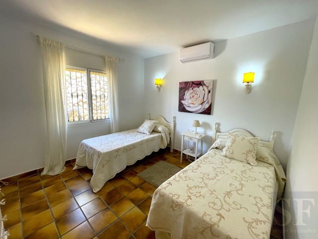 2 sovrum Villa till salu i Sayalonga med pool - 725 000 € (Ref: 8427898)