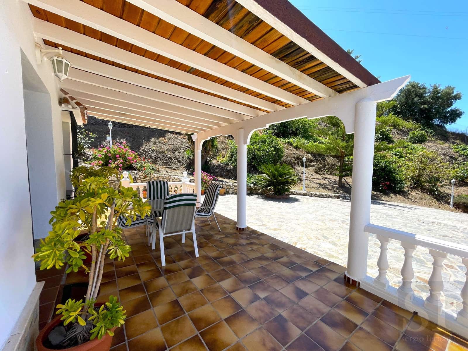 2 soveværelse Villa til salg i Sayalonga med swimmingpool - € 725.000 (Ref: 8427898)