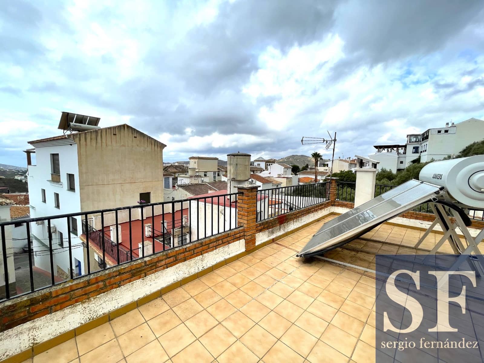 8 makuuhuone Omakotitalo myytävänä paikassa Competa - 390 000 € (Ref: 8553496)