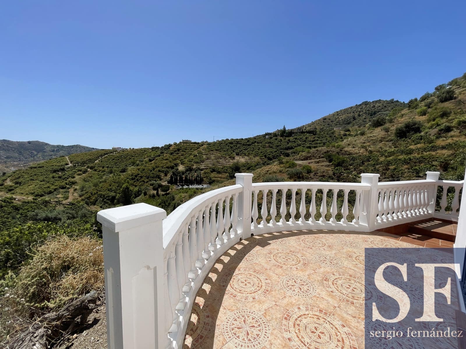 3 soveværelse Villa til salg i Sayalonga med swimmingpool - € 299.000 (Ref: 9036046)