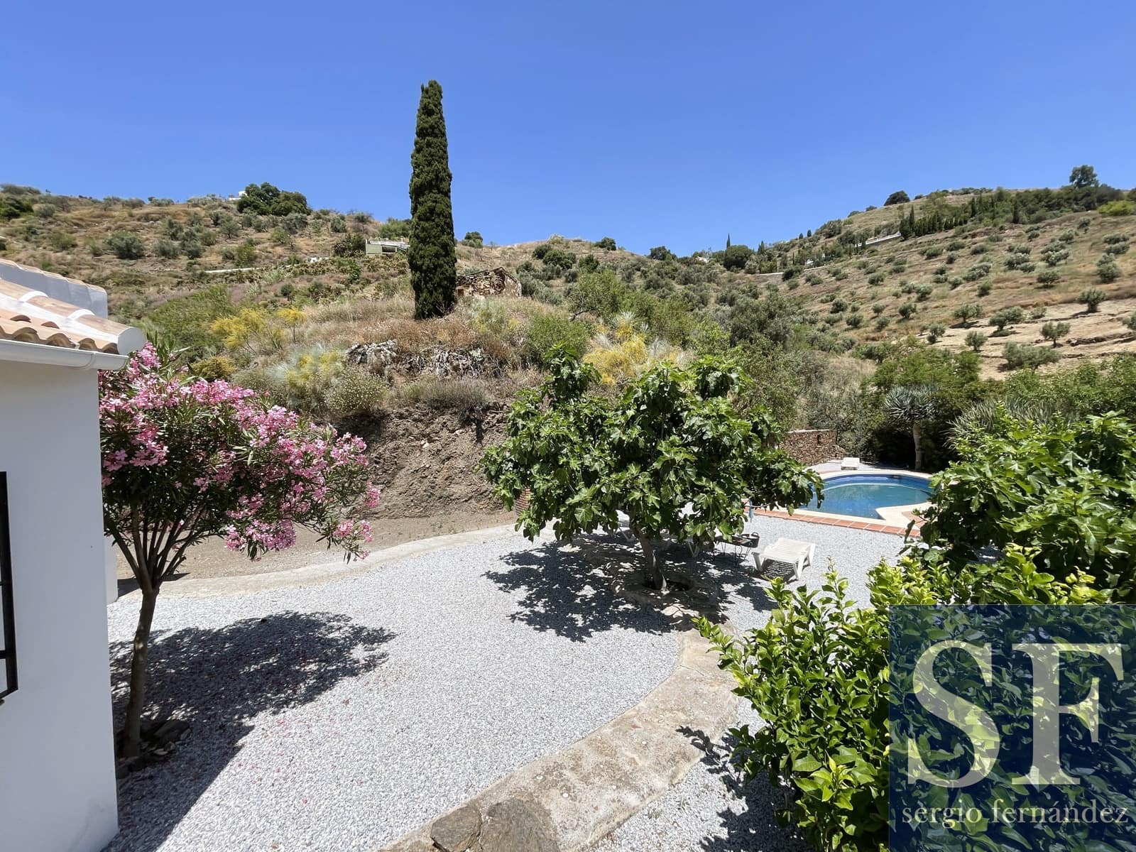 3 soveværelse Villa til salg i Sayalonga med swimmingpool - € 299.000 (Ref: 9036046)