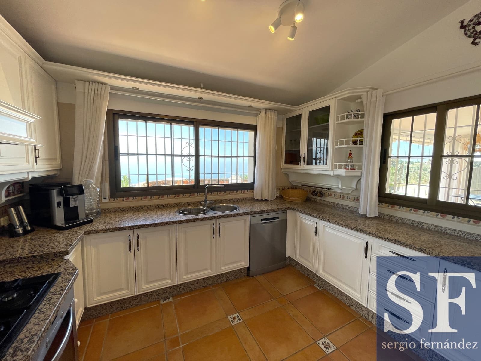 5 soveværelse Villa til salg i Sayalonga med swimmingpool - € 775.000 (Ref: 9925088)
