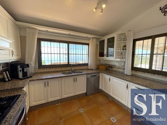 5 soveværelse Villa til salg i Sayalonga med swimmingpool - € 775.000 (Ref: 9925088)