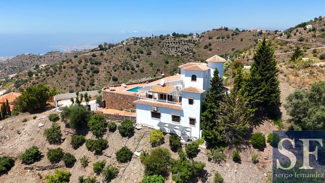 5 soveværelse Villa til salg i Sayalonga med swimmingpool - € 775.000 (Ref: 9925088)