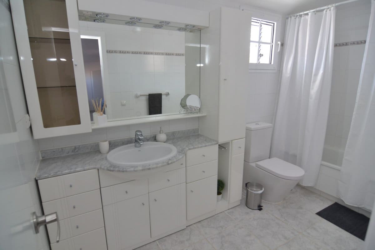 2 sovrum Lägenhet att hyra i Sonneland med pool - 1 500 € (Ref: 5583629)