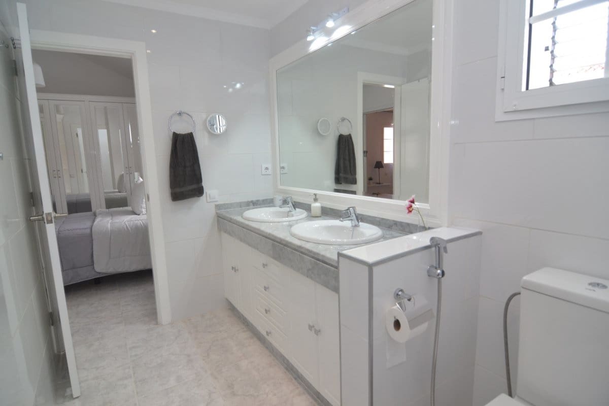 2 sovrum Lägenhet att hyra i Sonneland med pool - 1 500 € (Ref: 5583629)