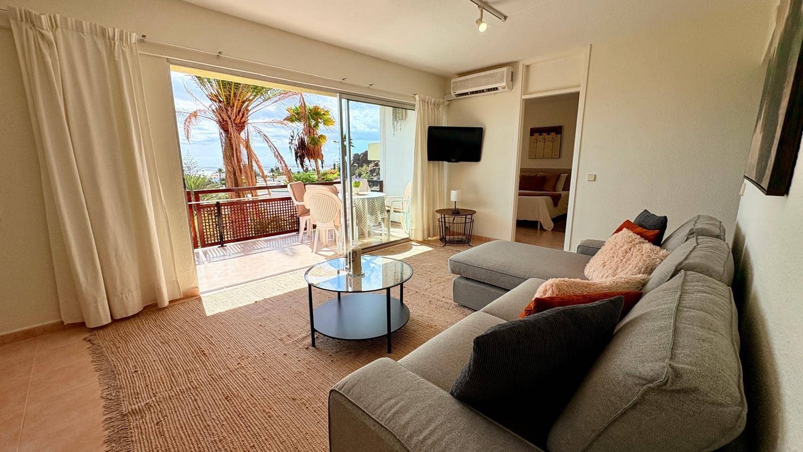 2 slaapkamer Bungalow te huur in San Bartolome de Tirajana met zwembad - € 1.900 (Ref: 6994251)