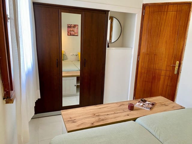1 slaapkamer Appartement te huur in Playa del Inglés, San Bartolomé de Tirajana met zwembad - € 950 (Ref: 8348385)