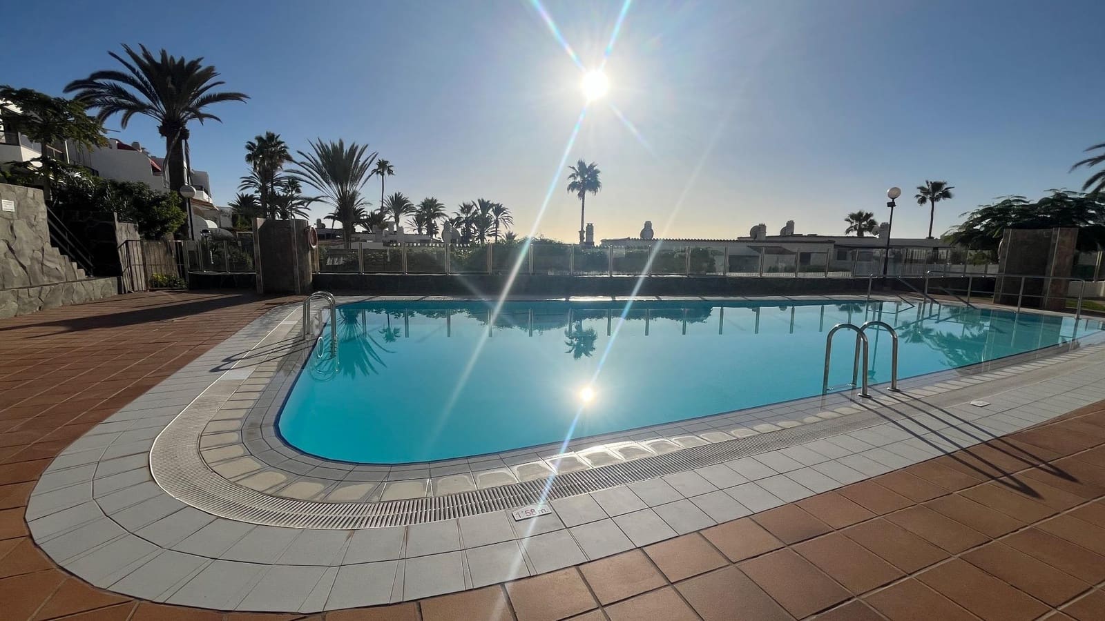 2 makuuhuone Bungalow vuokrattavana paikassa Playa del Aguila mukana uima-altaan - 1 800 € (Ref: 8941241)