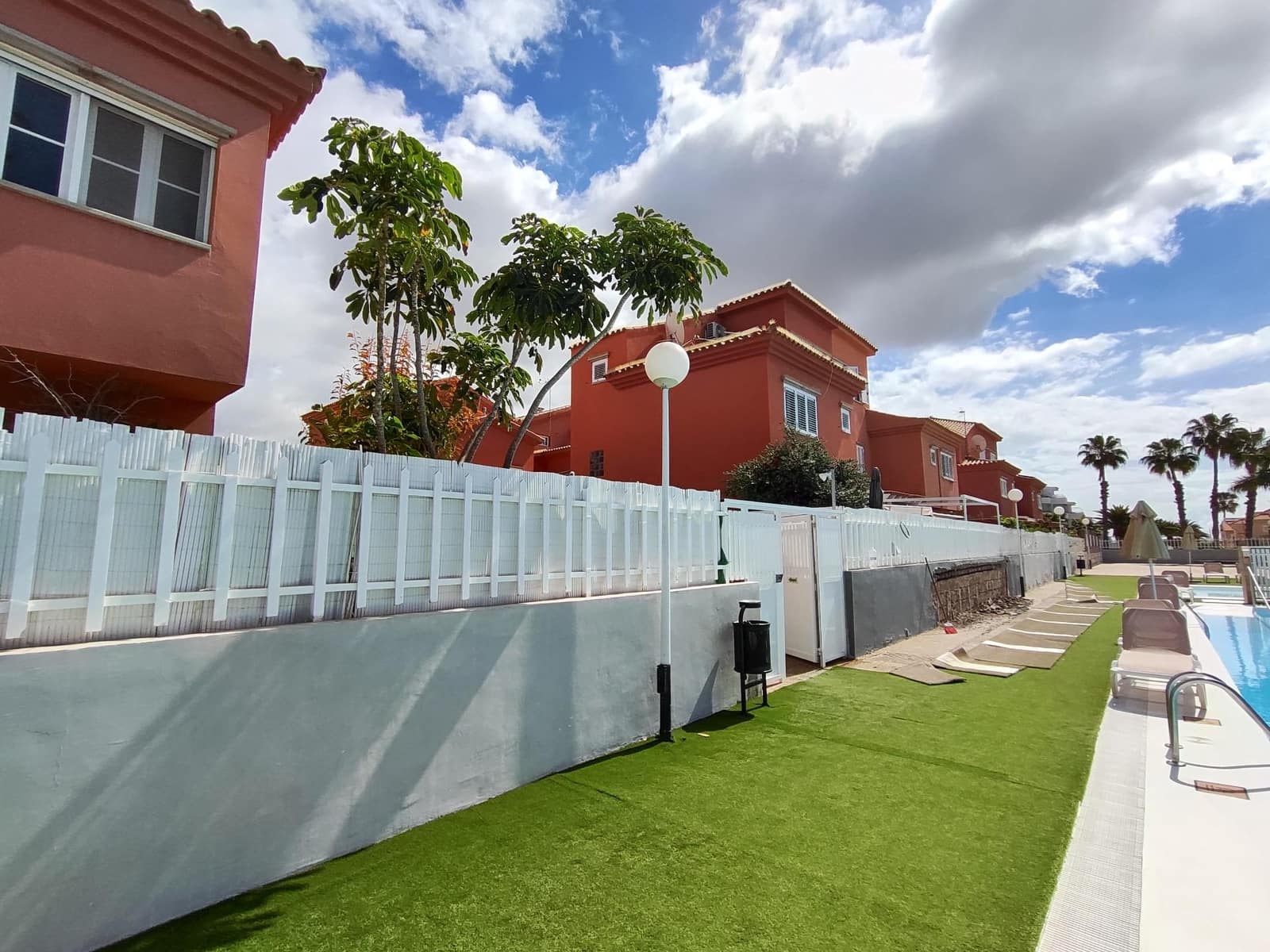 Villa/Maison Mitoyenne de 2 chambres à louer à Sonneland avec piscine - 1 300 € (Ref: 9797258)