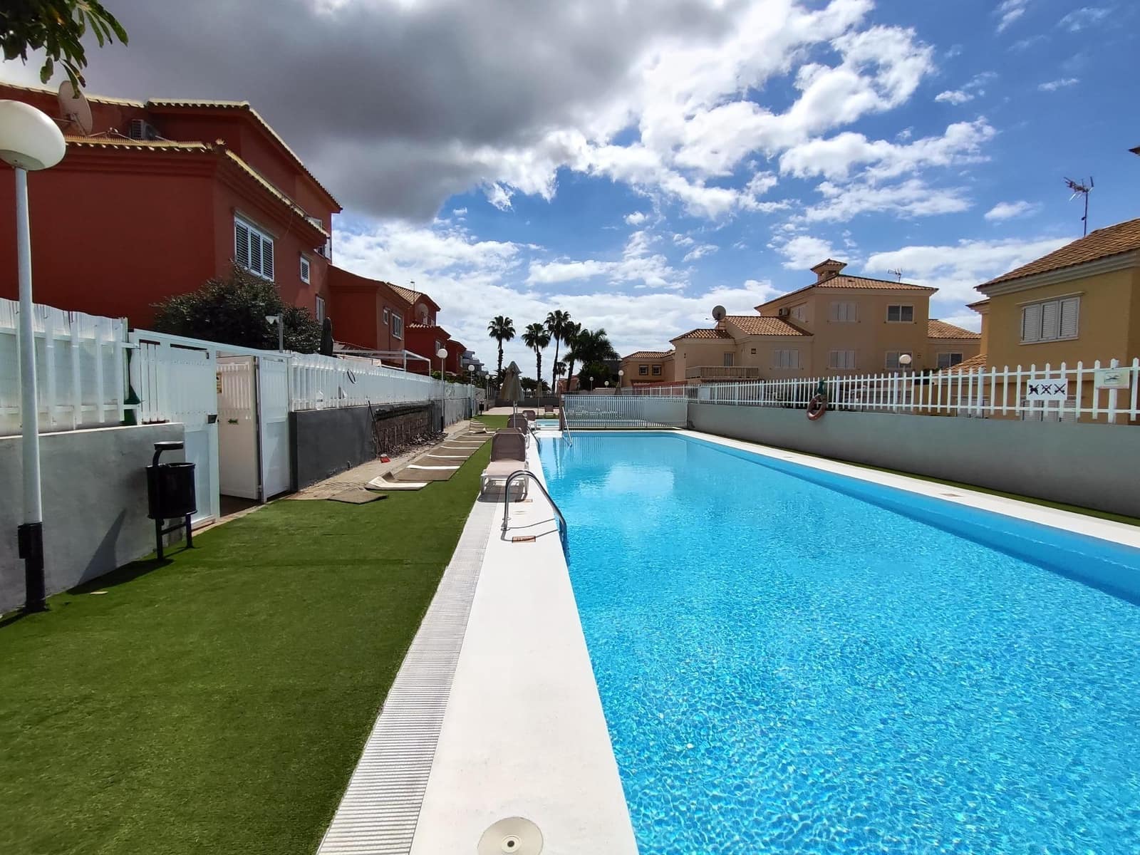 Villa/Maison Mitoyenne de 2 chambres à louer à Sonneland avec piscine - 1 300 € (Ref: 9797258)