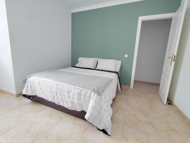 3 soveværelse Lejlighed til leje i Santa Lucía de Tirajana med garage - € 1.100 (Ref: 9876600)
