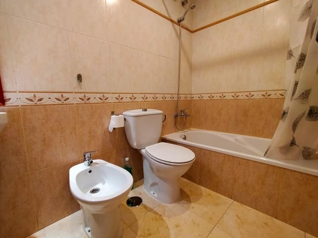3 soveværelse Lejlighed til leje i Santa Lucía de Tirajana med garage - € 1.100 (Ref: 9876600)