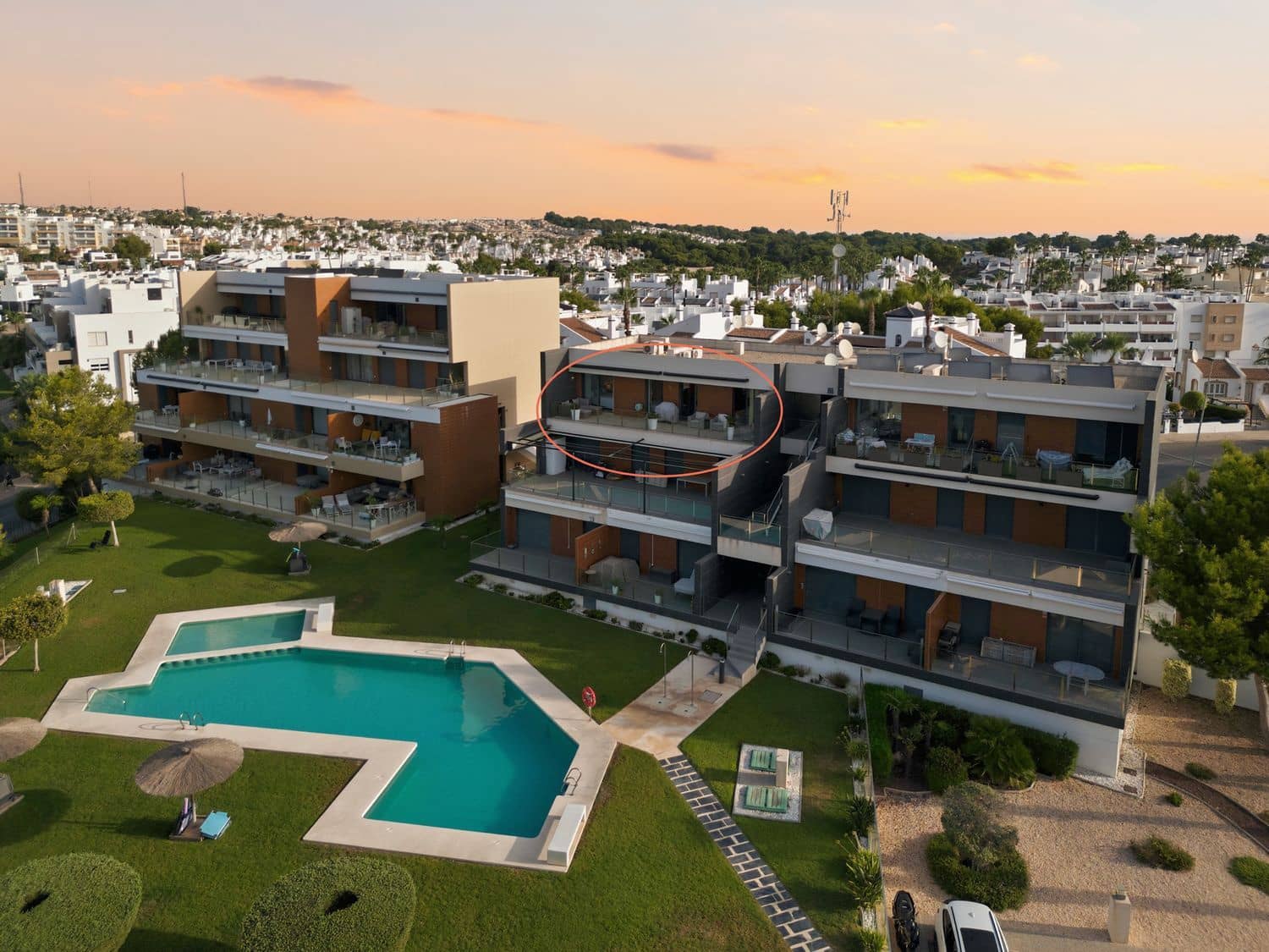 2 soverom Leilighet til salgs i Villamartin med svømmebasseng garasje - € 342 000 (Ref: 10034880)