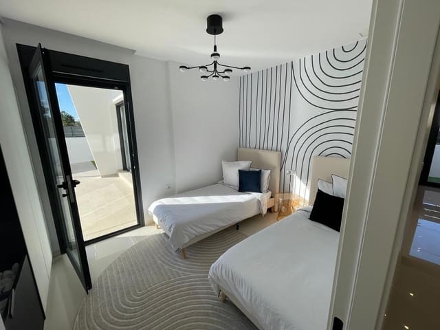 Chalet de 3 habitaciones en San Miguel de Salinas en venta con piscina garaje - 428.900 € (Ref: 8777827)