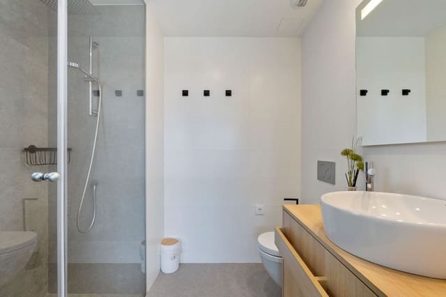 Apartamento de 2 habitaciones en Las Colinas Golf, Orihuela en venta con piscina garaje - 447.000 € (Ref: 8980110)