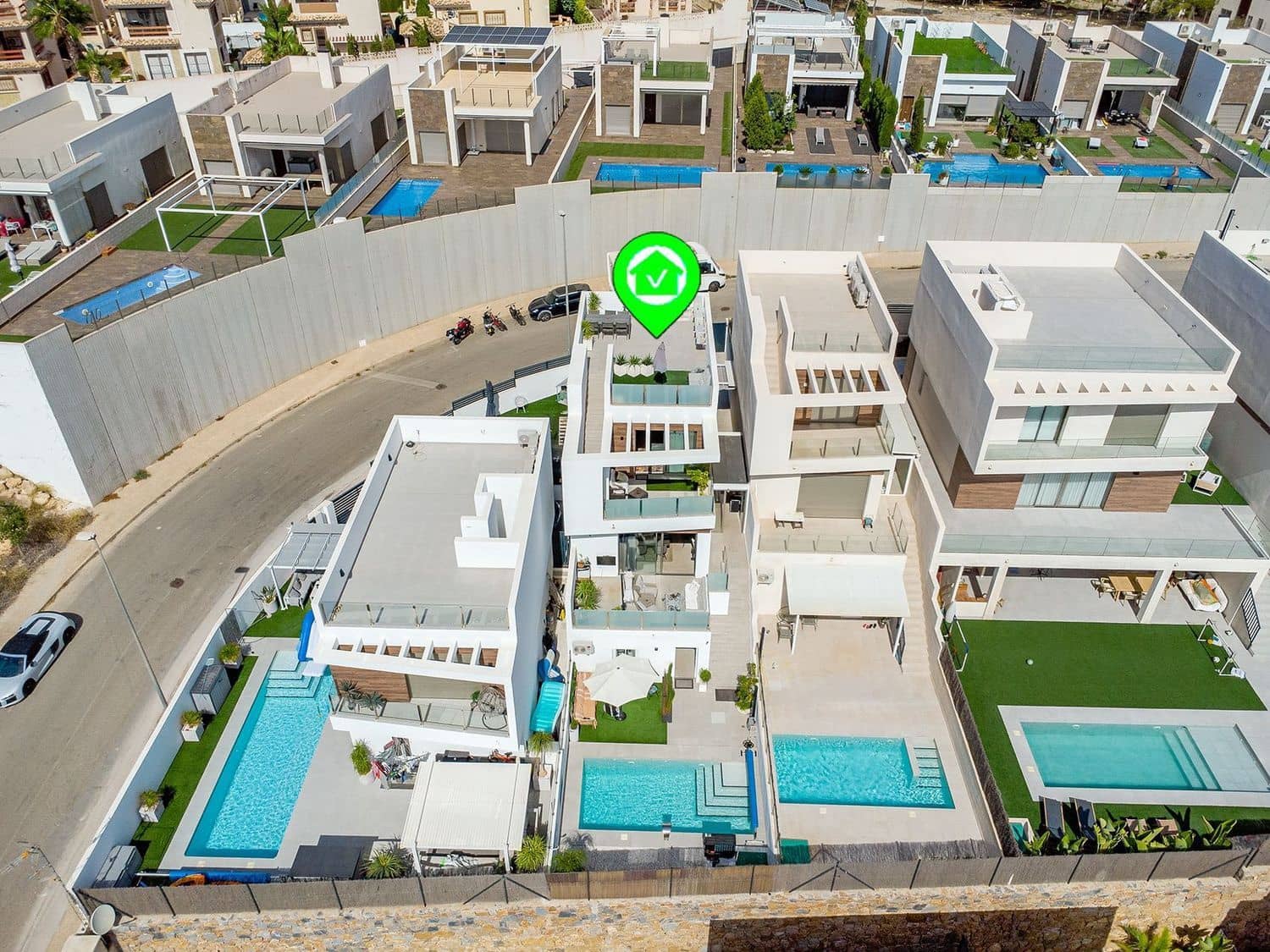 4 bedroom Villa for sale in Villamartin with pool garage - € 499,000 (Ref: 9280687)