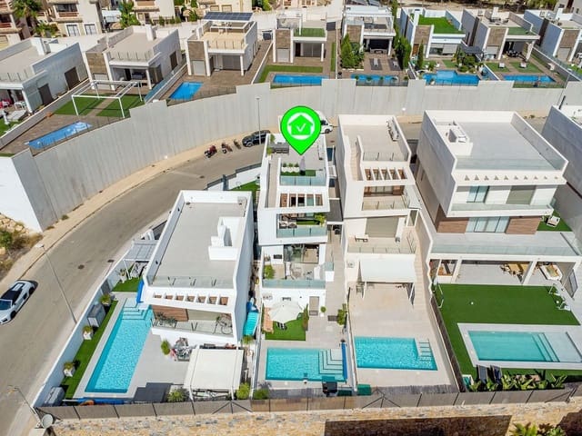 4 soverom Villa til salgs i Villamartin, Orihuela med svømmebasseng garasje - € 499 000 (Ref: 9280687)