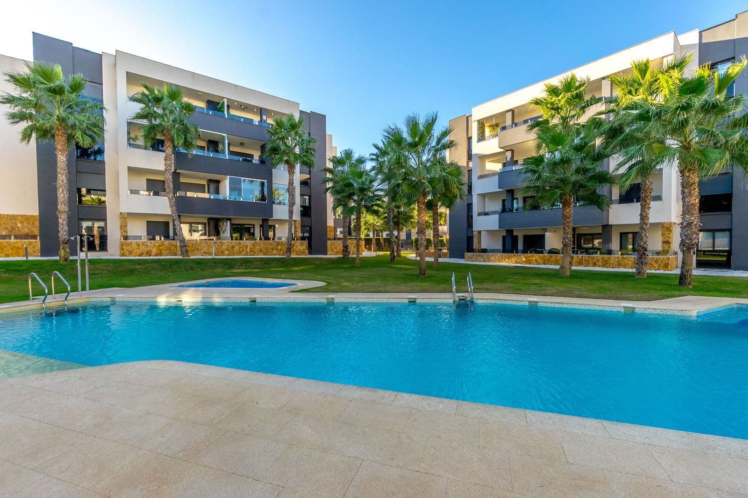 Apartamento de 2 habitaciones en Orihuela Costa en venta con piscina garaje - 249.900 € (Ref: 9371240)