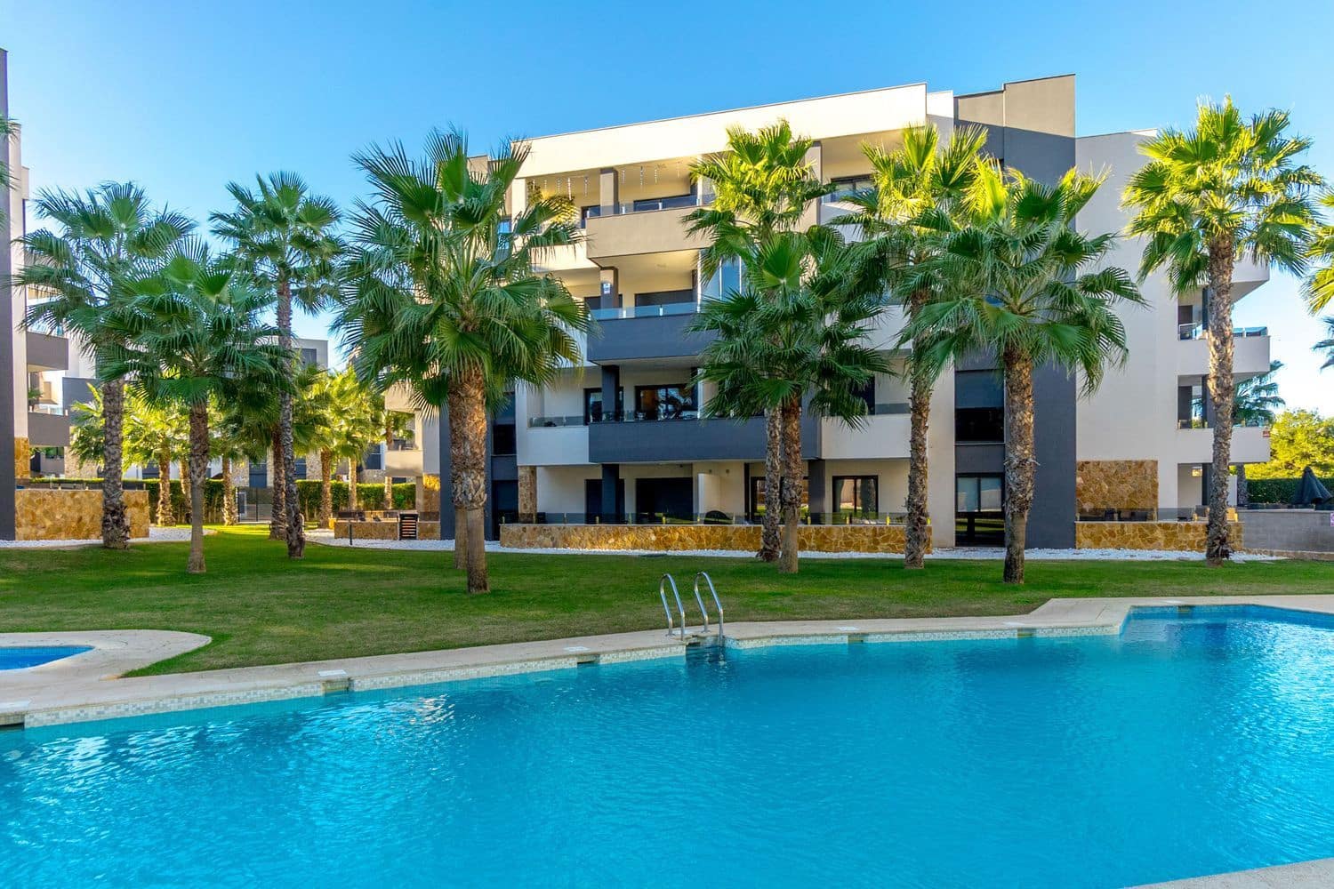 Apartamento de 2 habitaciones en Orihuela Costa en venta con piscina garaje - 249.900 € (Ref: 9371240)