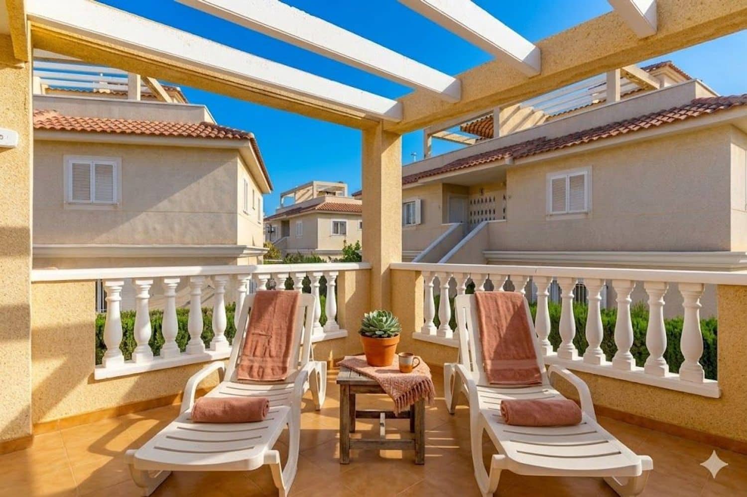 2 makuuhuone Omakotitalo myytävänä paikassa Orihuela Costa mukana uima-altaan 
autotalli - 267 900 € (Ref: 9390029)