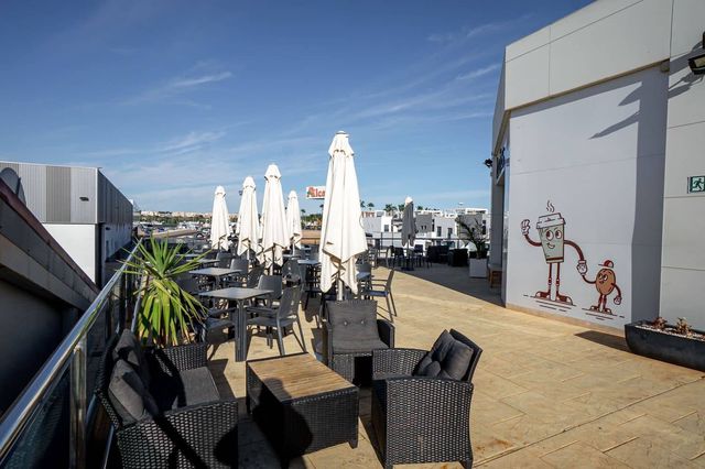 Kaupallinen vuokrattavana paikassa La Zenia, Orihuela - 750 € (Ref: 9564185)