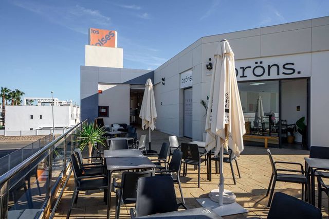 Kaupallinen vuokrattavana paikassa La Zenia, Orihuela - 750 € (Ref: 9564185)