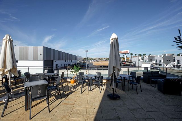 Kaupallinen vuokrattavana paikassa La Zenia, Orihuela - 750 € (Ref: 9564185)
