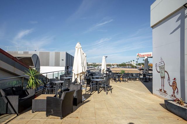 Kaupallinen vuokrattavana paikassa La Zenia, Orihuela - 750 € (Ref: 9564185)