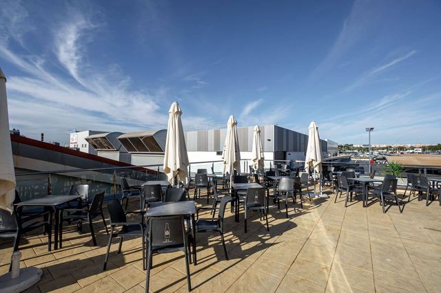Kaupallinen vuokrattavana paikassa La Zenia, Orihuela - 750 € (Ref: 9564185)