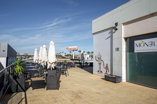 Kaupallinen vuokrattavana paikassa La Zenia, Orihuela - 750 € (Ref: 9564185)