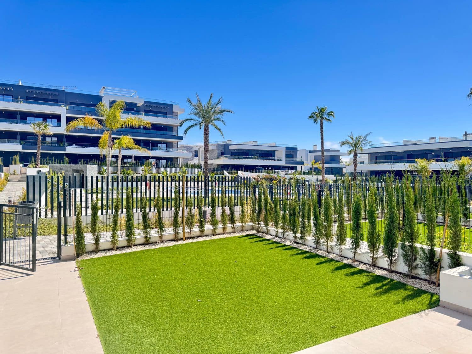 1 slaapkamer Appartement te koop in Torrevieja met zwembad garage - € 260.000 (Ref: 9793923)