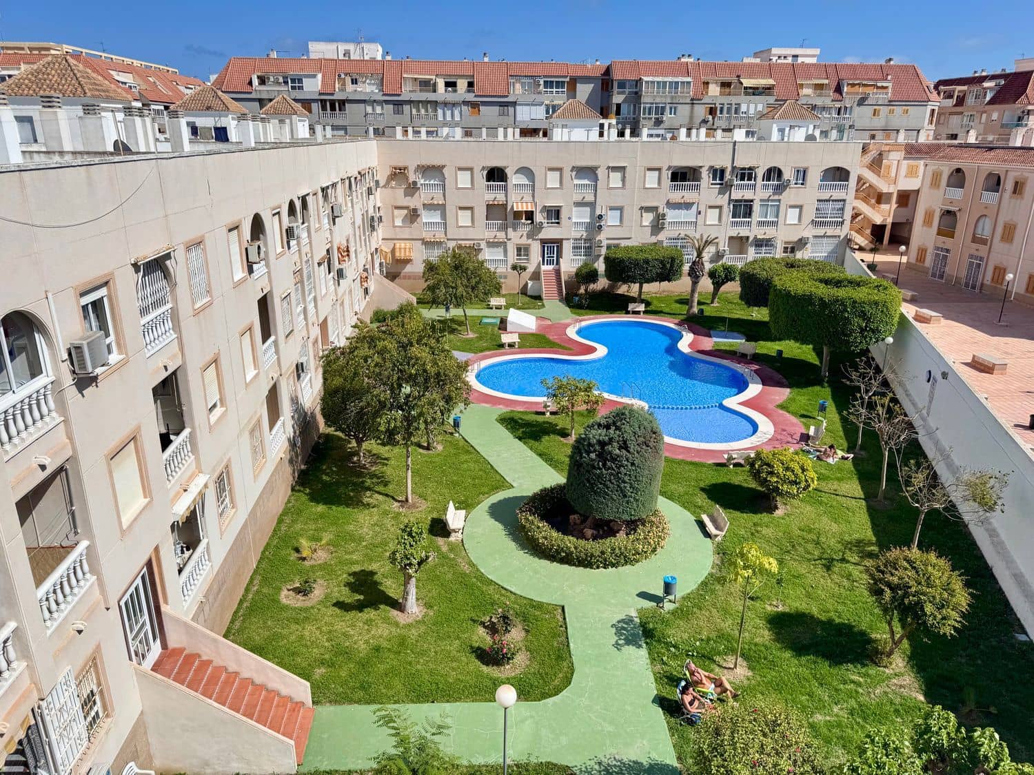 Apartamento de 2 habitaciones en Torrevieja en venta con piscina garaje - 128.000 € (Ref: 9806088)
