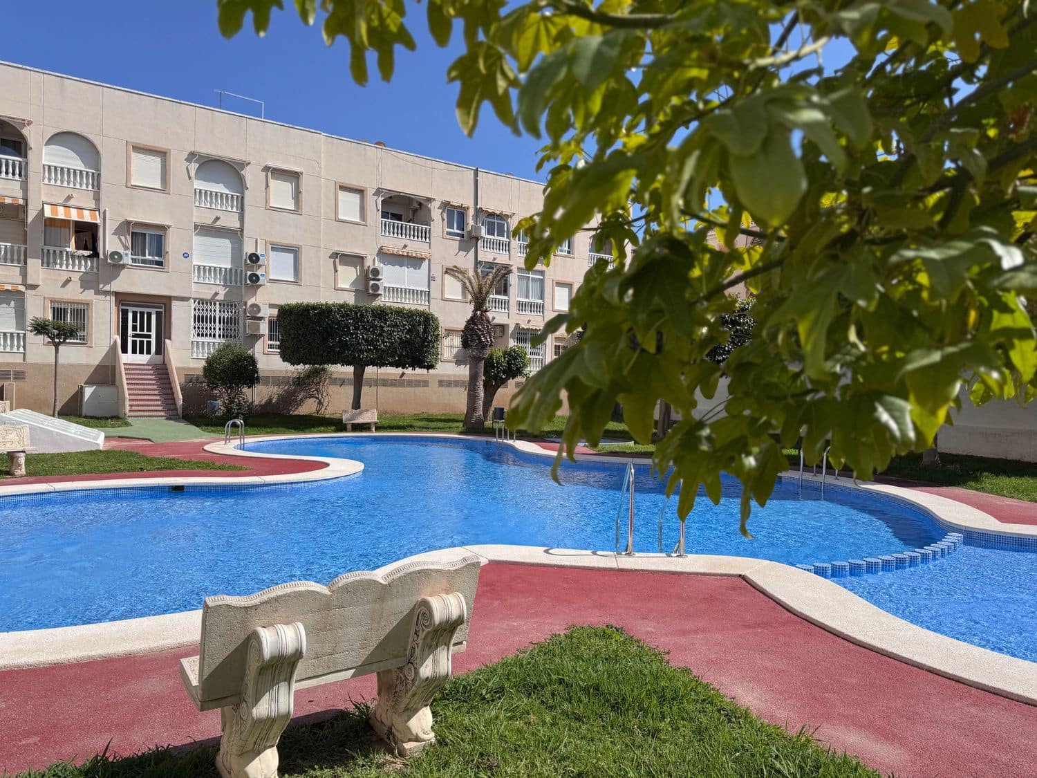 Apartamento de 2 habitaciones en Torrevieja en venta con piscina garaje - 128.000 € (Ref: 9806088)